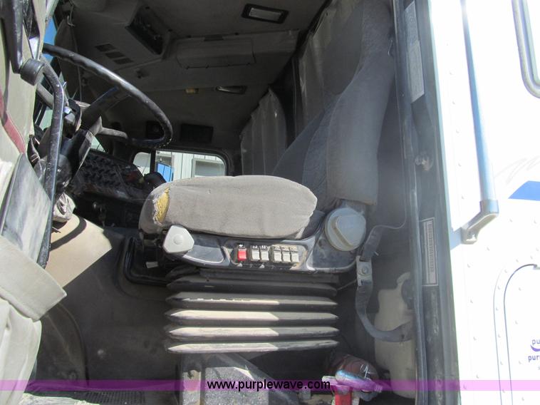 image for item I7207 1996 International 9600 semi truck