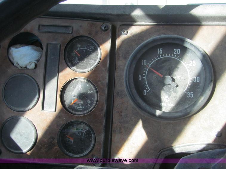 image for item I7207 1996 International 9600 semi truck