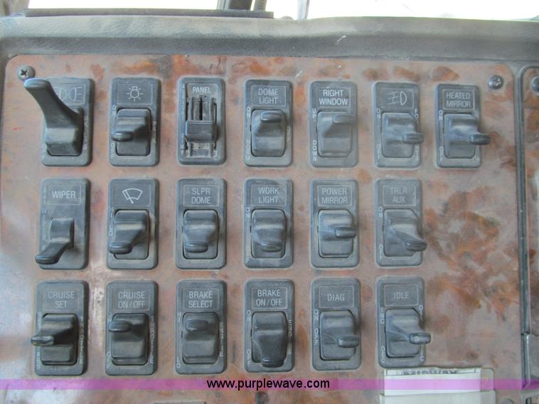 image for item I7207 1996 International 9600 semi truck