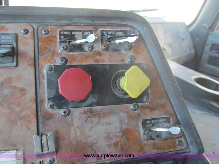 image for item I7207 1996 International 9600 semi truck