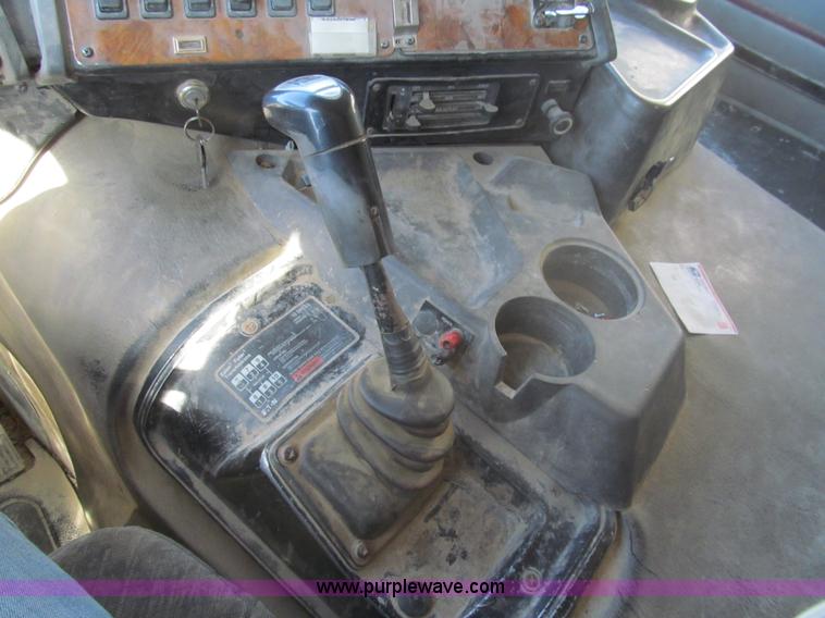 image for item I7207 1996 International 9600 semi truck