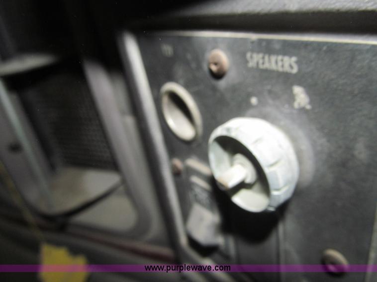 image for item I7207 1996 International 9600 semi truck