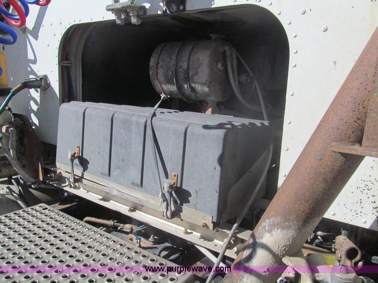 image for item I7207 1996 International 9600 semi truck