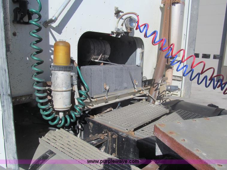 image for item I7207 1996 International 9600 semi truck