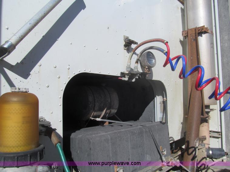 image for item I7207 1996 International 9600 semi truck