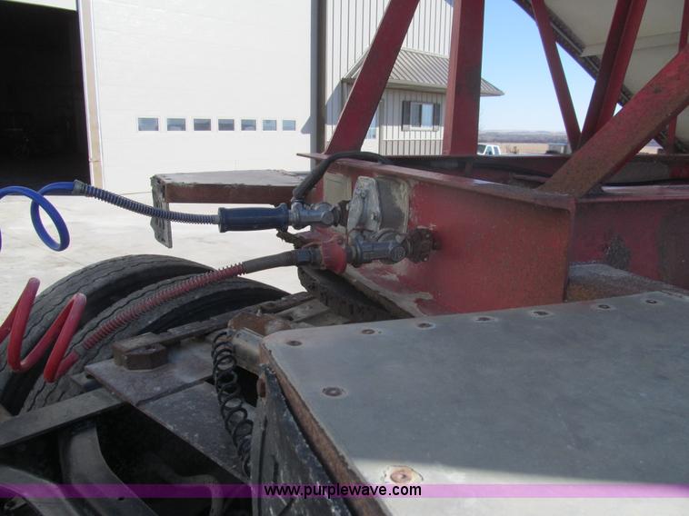 image for item I7207 1996 International 9600 semi truck