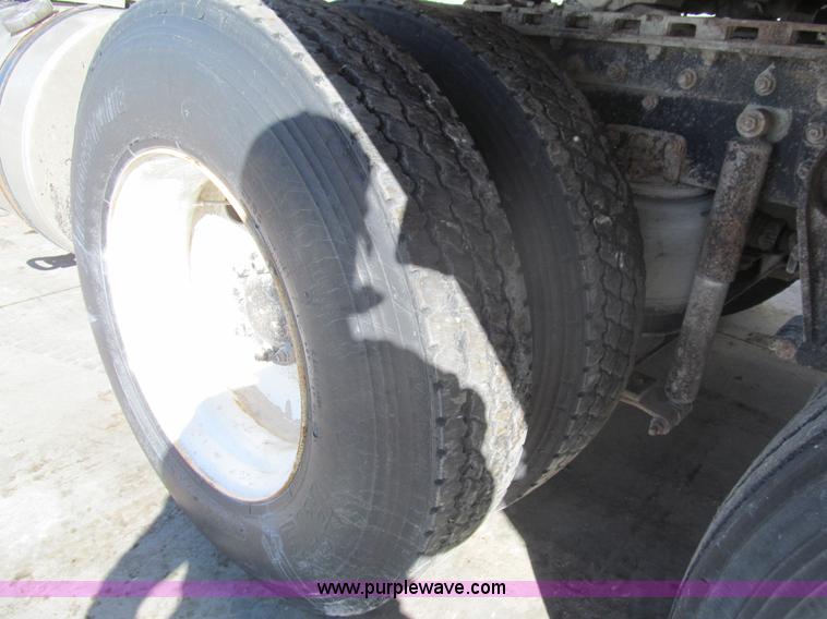 image for item I7207 1996 International 9600 semi truck