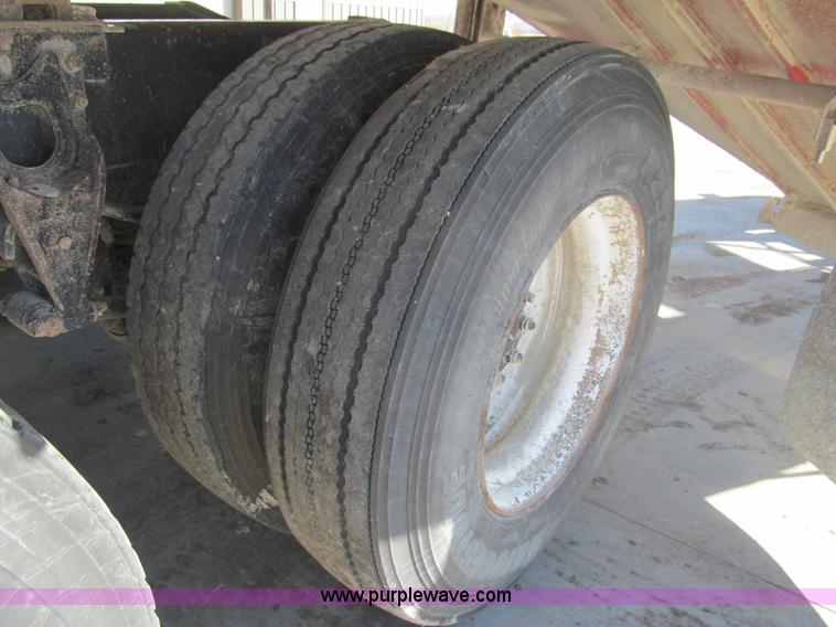 image for item I7207 1996 International 9600 semi truck