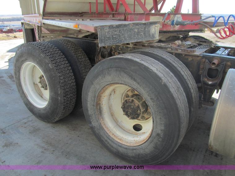 image for item I7207 1996 International 9600 semi truck