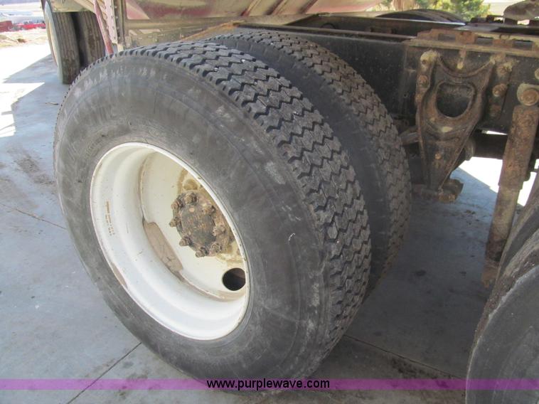 image for item I7207 1996 International 9600 semi truck