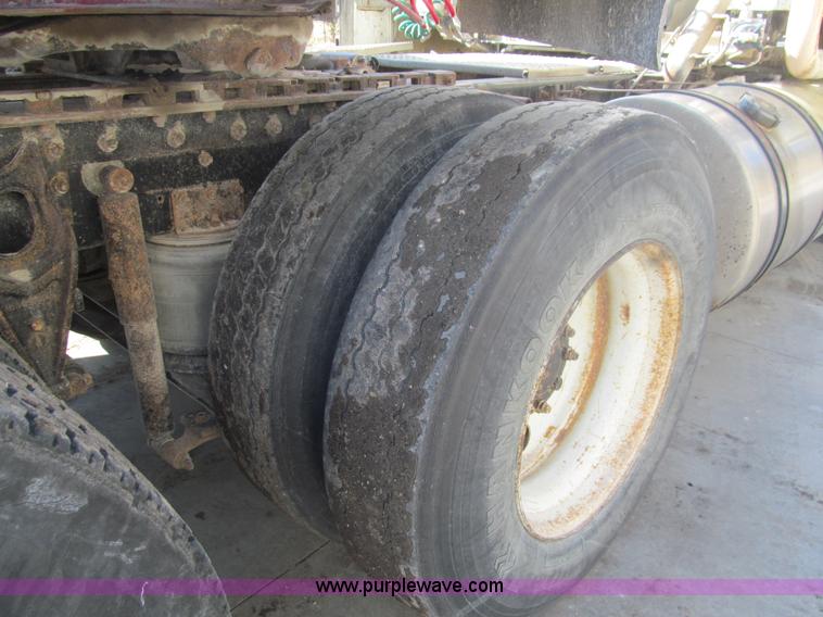 image for item I7207 1996 International 9600 semi truck