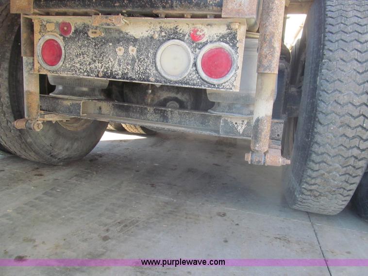 image for item I7207 1996 International 9600 semi truck