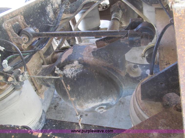 image for item I7207 1996 International 9600 semi truck