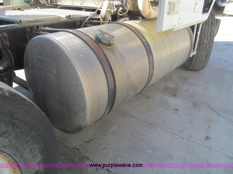 image for item I7207 1996 International 9600 semi truck