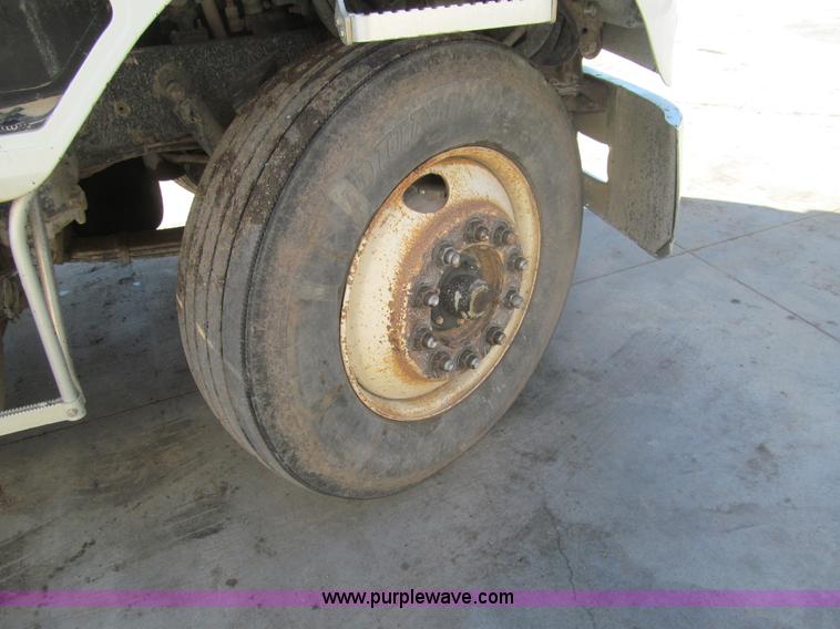 image for item I7207 1996 International 9600 semi truck