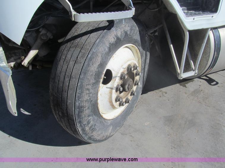 image for item I7207 1996 International 9600 semi truck