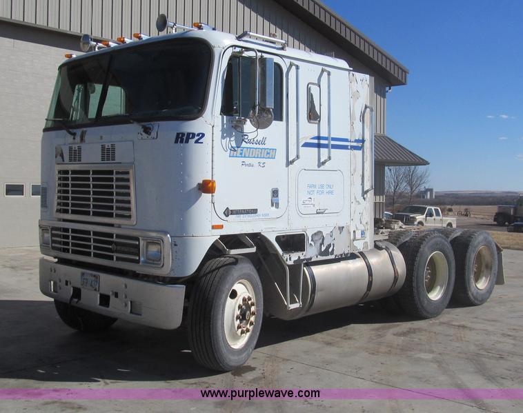 image for item I7209 1996 International 9600 semi truck