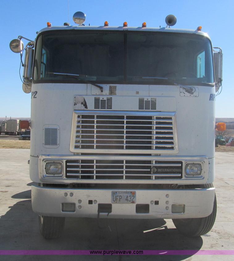 image for item I7209 1996 International 9600 semi truck