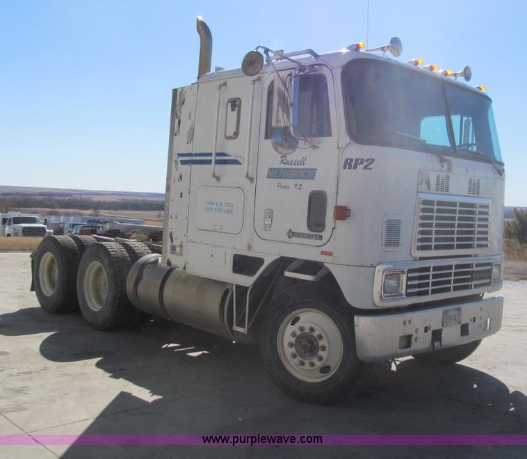 image for item I7209 1996 International 9600 semi truck