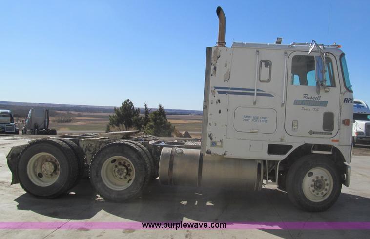 image for item I7209 1996 International 9600 semi truck