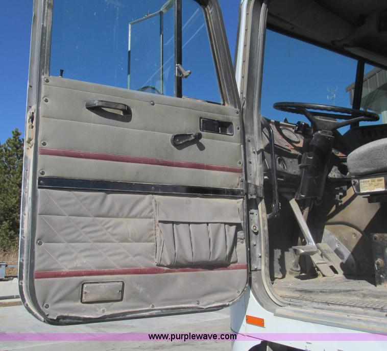 image for item I7209 1996 International 9600 semi truck