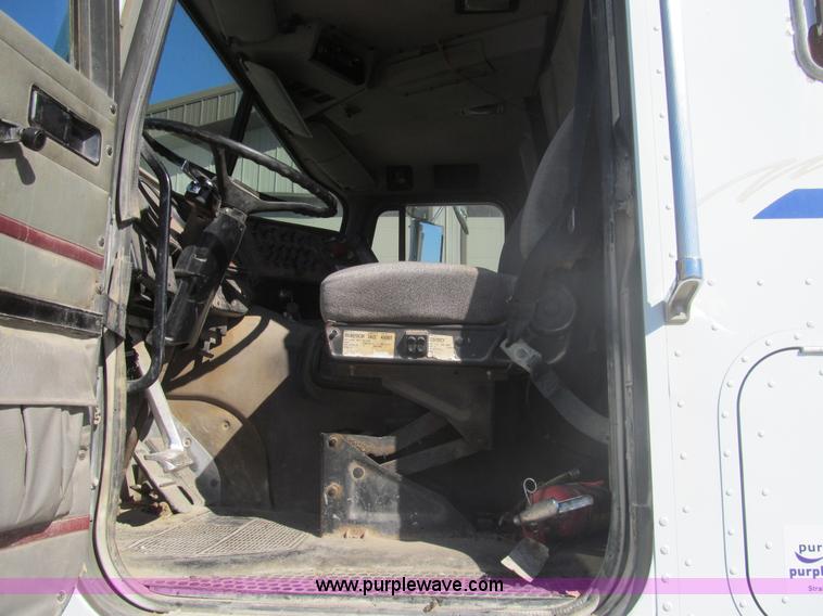 image for item I7209 1996 International 9600 semi truck