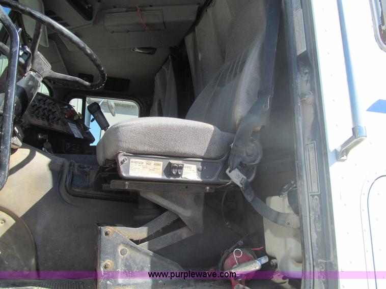 image for item I7209 1996 International 9600 semi truck