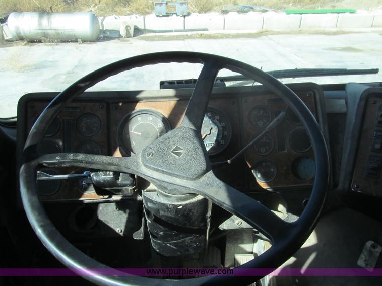 image for item I7209 1996 International 9600 semi truck