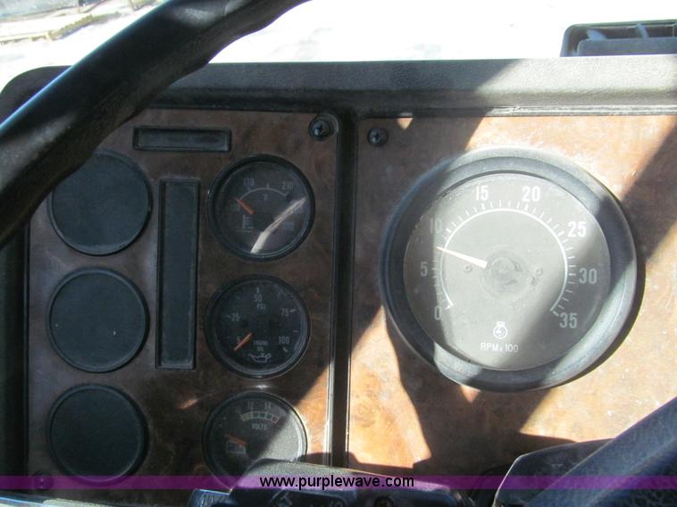 image for item I7209 1996 International 9600 semi truck