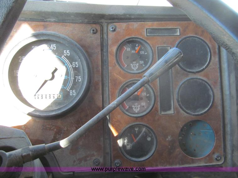 image for item I7209 1996 International 9600 semi truck