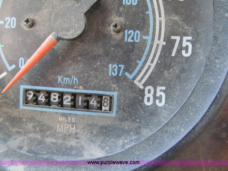 image for item I7209 1996 International 9600 semi truck