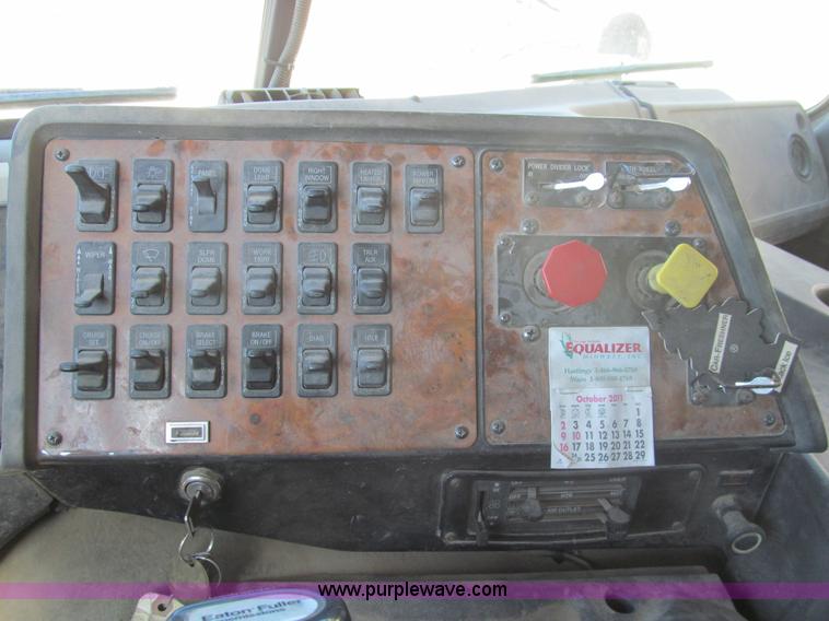 image for item I7209 1996 International 9600 semi truck