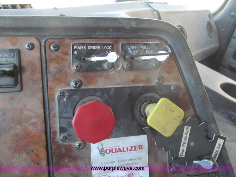 image for item I7209 1996 International 9600 semi truck