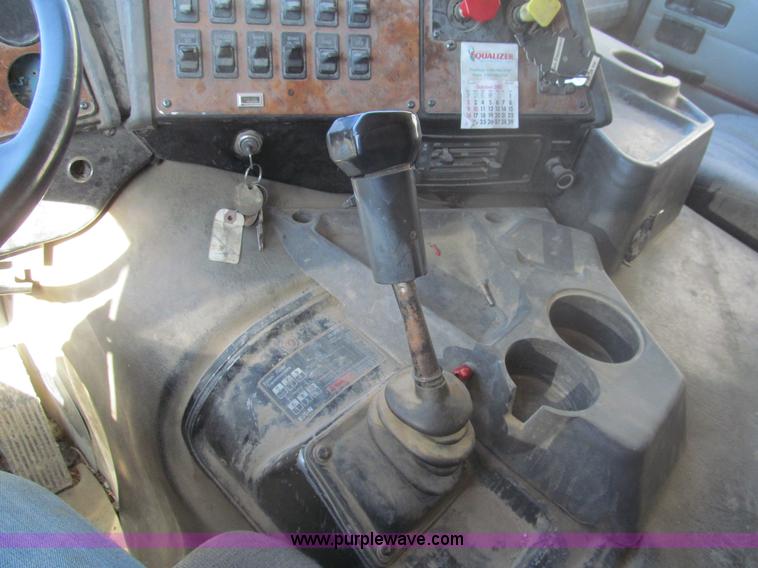 image for item I7209 1996 International 9600 semi truck