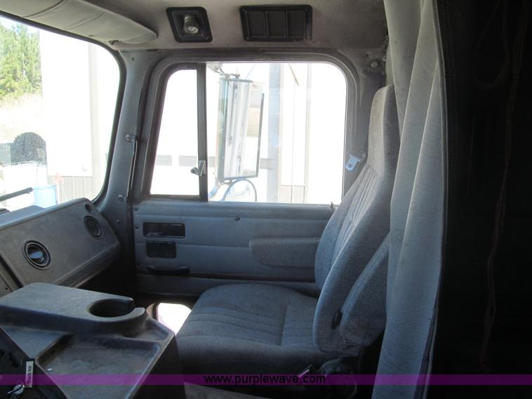 image for item I7209 1996 International 9600 semi truck