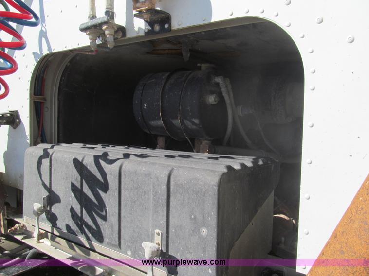 image for item I7209 1996 International 9600 semi truck