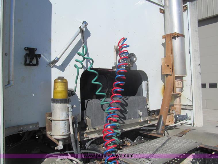 image for item I7209 1996 International 9600 semi truck