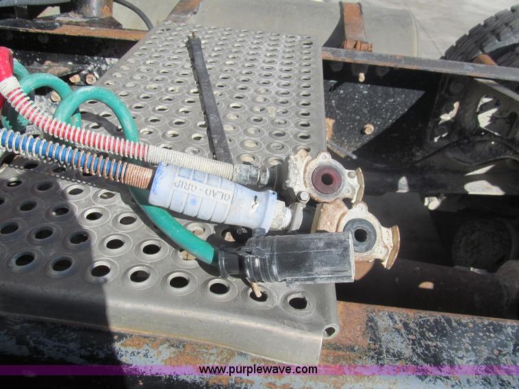 image for item I7209 1996 International 9600 semi truck