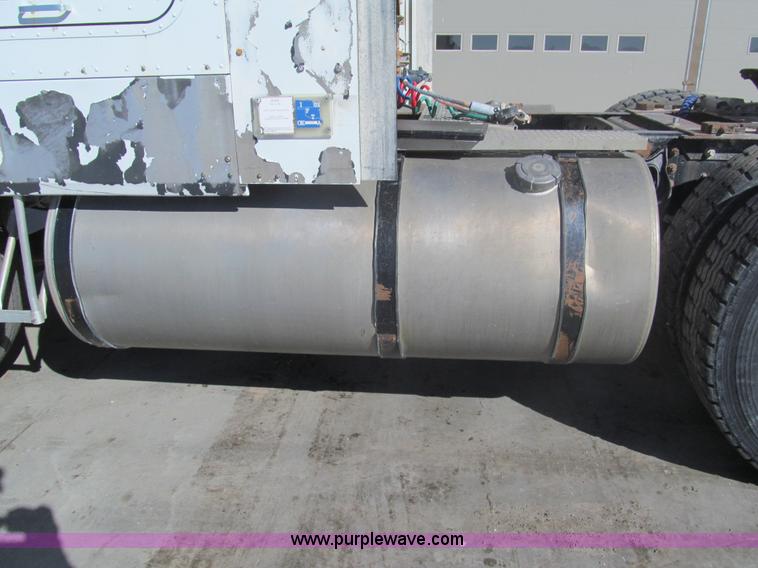 image for item I7209 1996 International 9600 semi truck