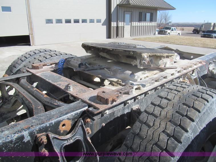 image for item I7209 1996 International 9600 semi truck