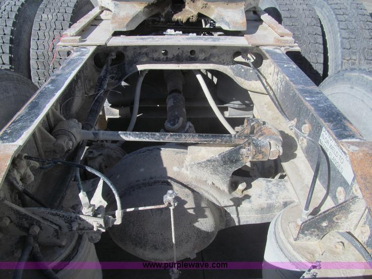 image for item I7209 1996 International 9600 semi truck