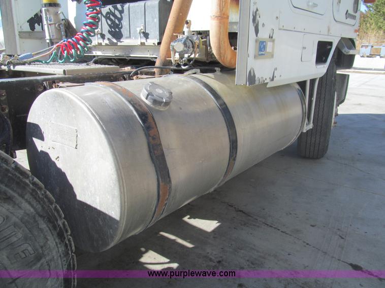 image for item I7209 1996 International 9600 semi truck