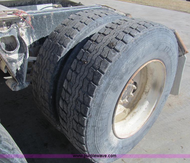 image for item I7209 1996 International 9600 semi truck