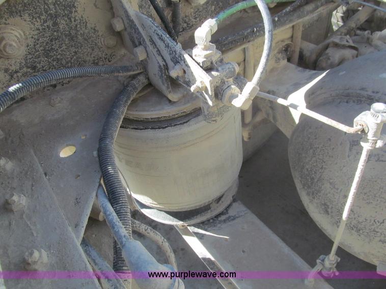 image for item I7209 1996 International 9600 semi truck