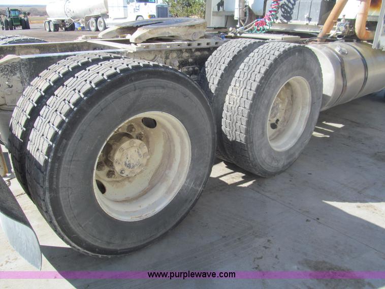 image for item I7209 1996 International 9600 semi truck