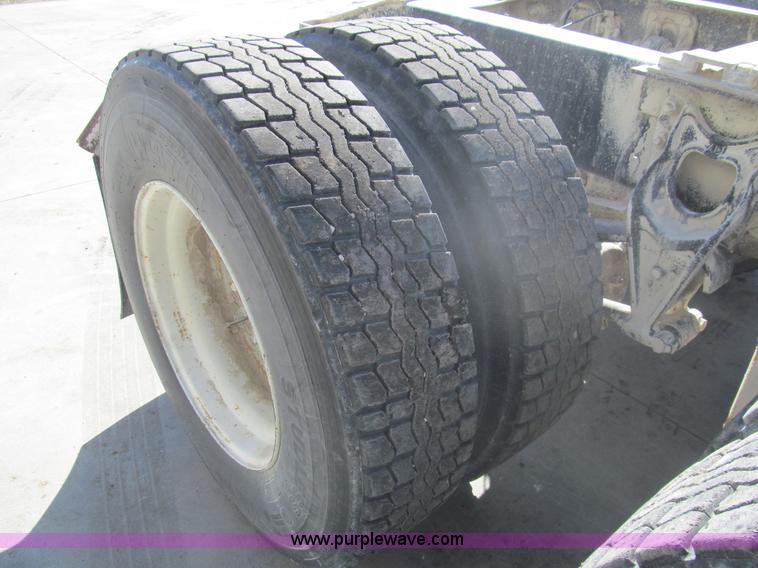 image for item I7209 1996 International 9600 semi truck