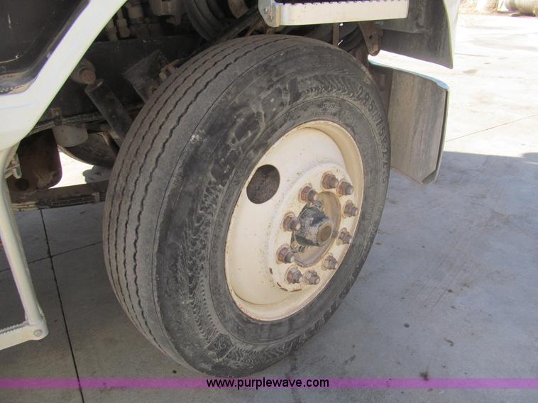 image for item I7209 1996 International 9600 semi truck