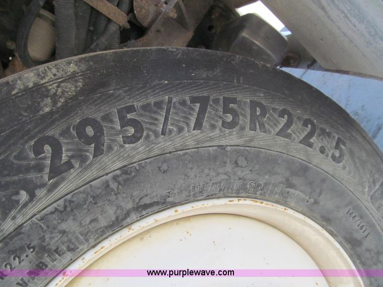 image for item I7209 1996 International 9600 semi truck