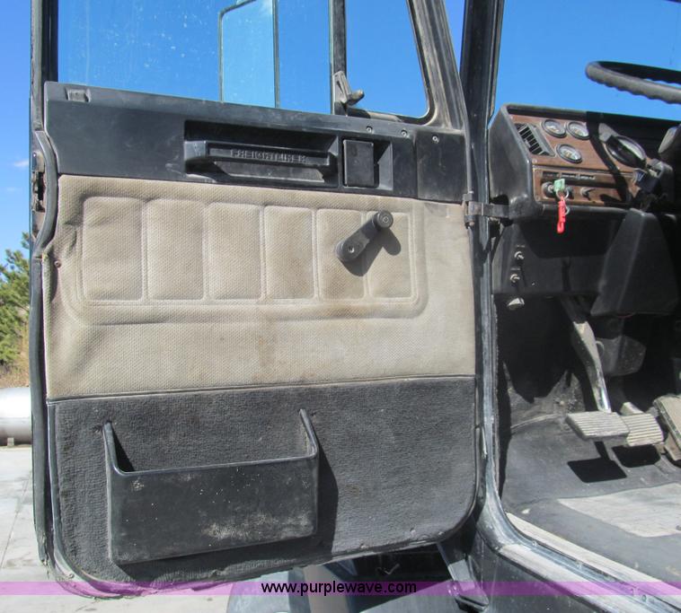 image for item I7210 1995 Freightliner FLD semi truck