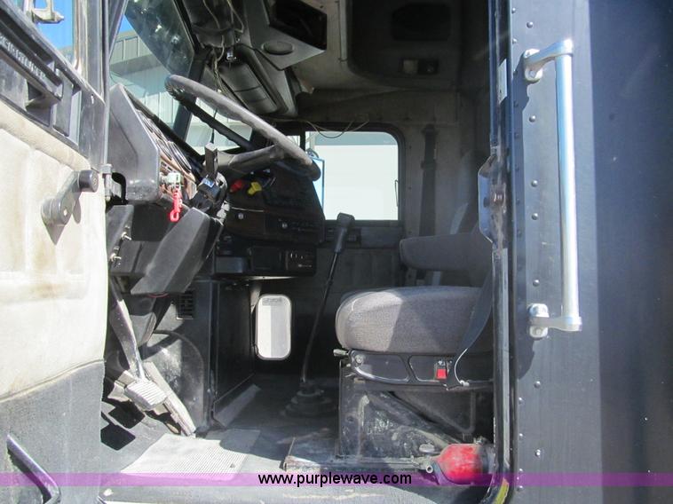 image for item I7210 1995 Freightliner FLD semi truck
